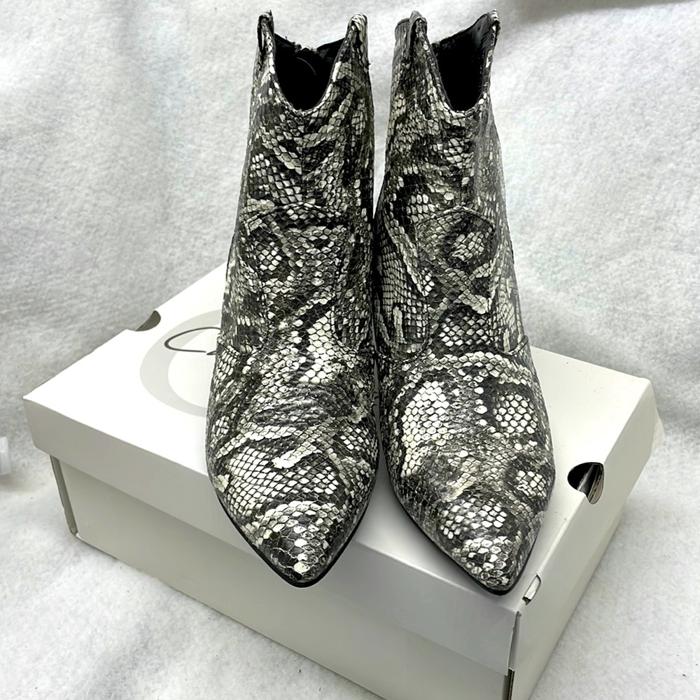 NEW!!! Bucco Capensis faux snakeskin booties ladies sz 9.5